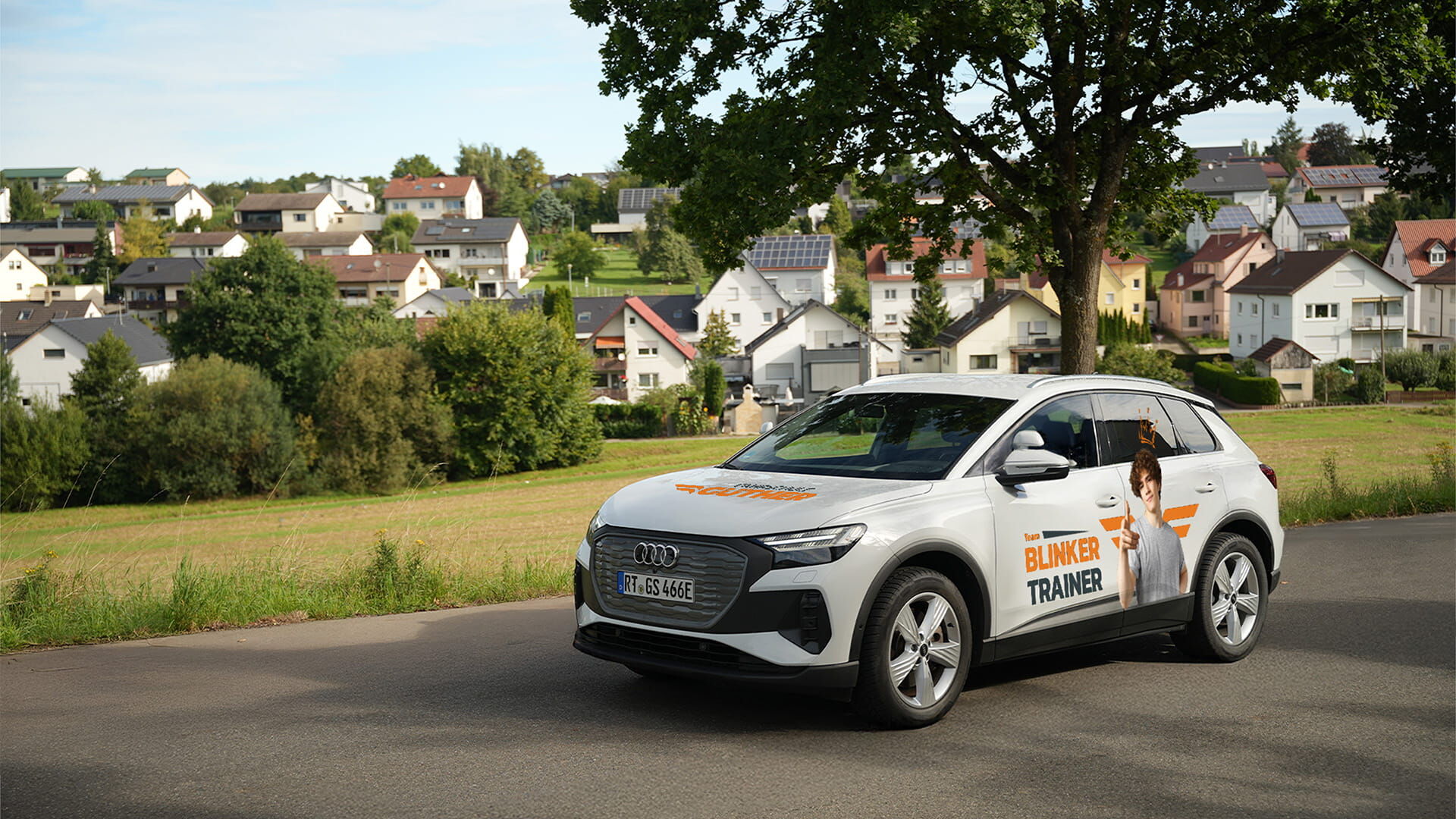 Fahrschulauto "Blinker Trainer" auf der Straße
