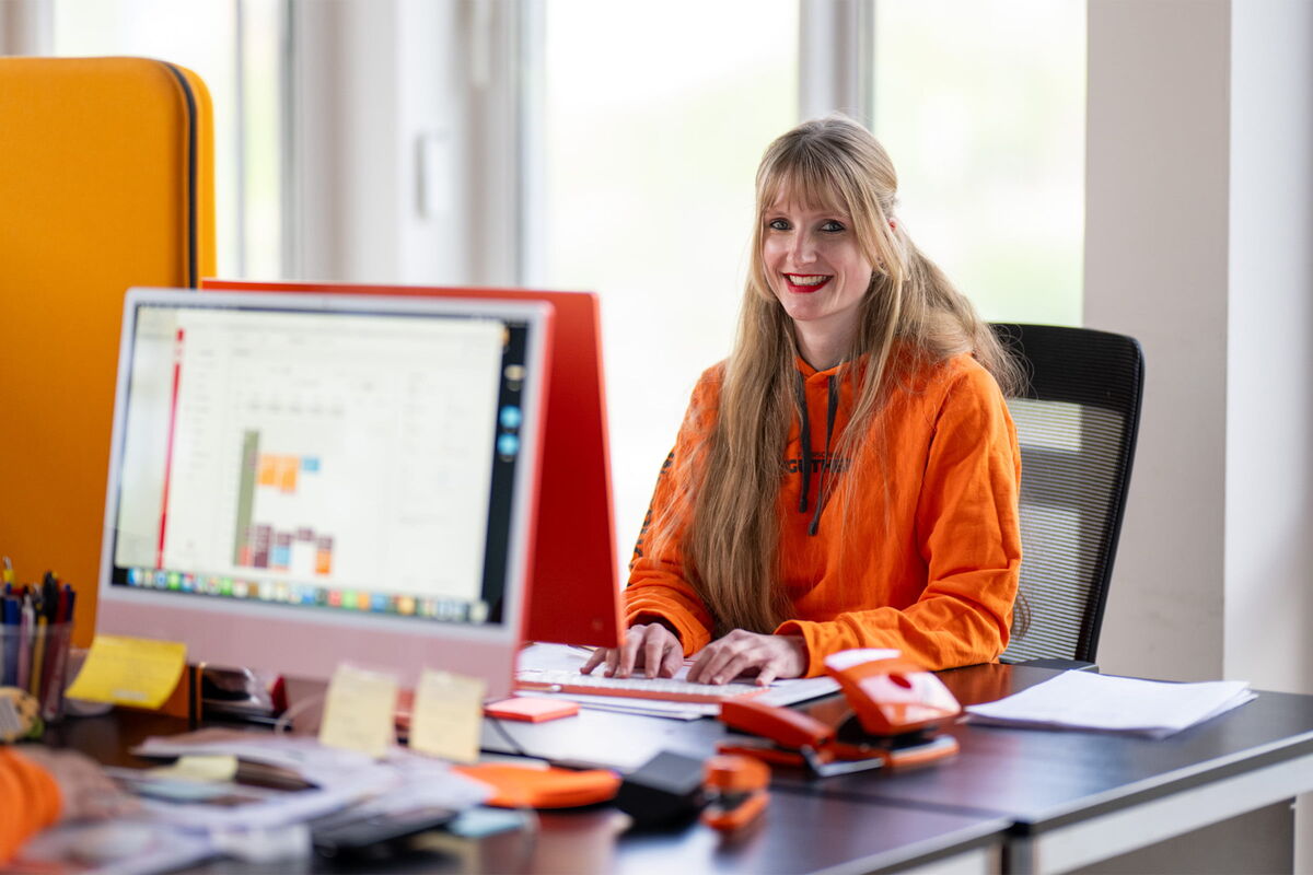 Mitarbeiterin der Fahrschule Güther am Arbeitsplatz